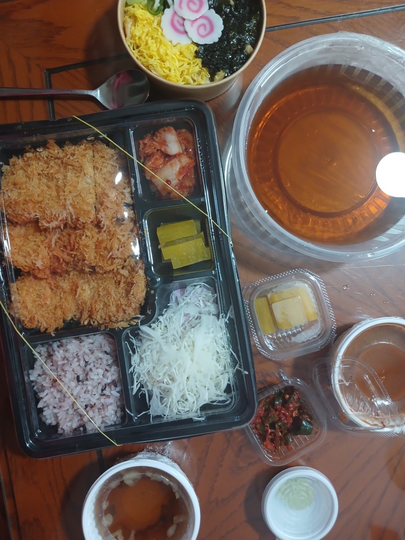 전밥먹을게요 돈가스랑 유부우동~!(0)