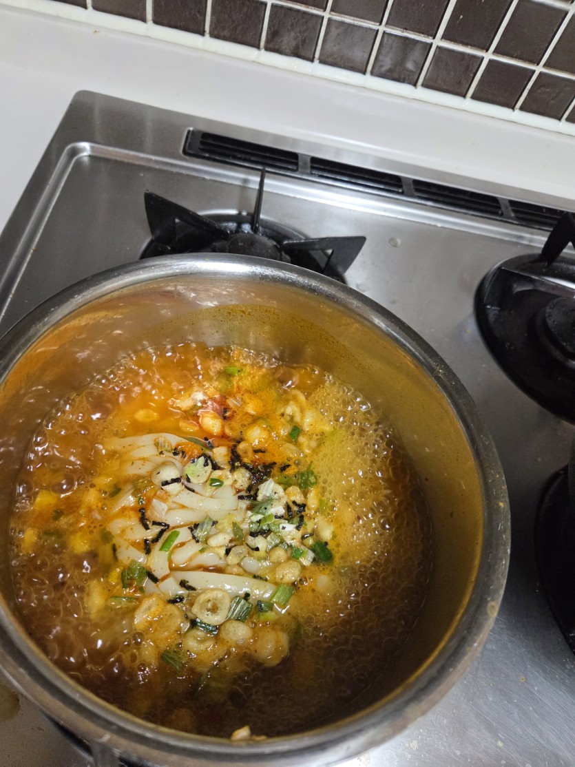 김치라면 국물에 우동 넣고 끼립니도(0)