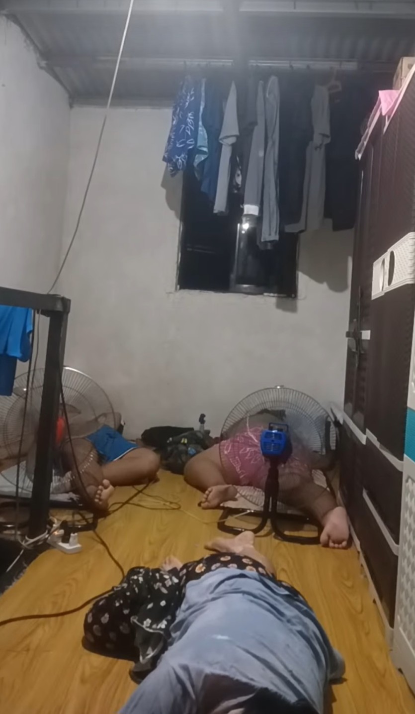 더워서 선풍기틀어놓고.(0)
