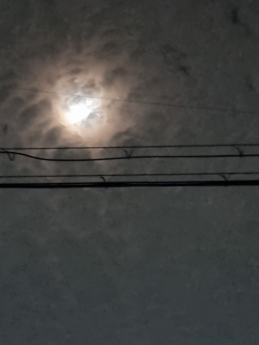 구름에 쎄게 낀 달...ㄷㄷ(1)