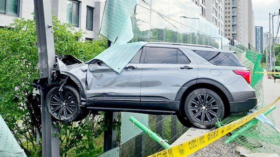 강남서 아파트 방음벽 뚫고 박혔다 SUV, 무슨 일(0)