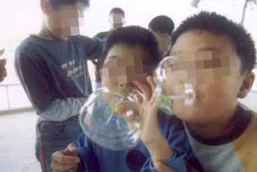 본드 한 번도 안불어본사람 있으면 돌을 던지새우 ㅡ ㅡ(1)