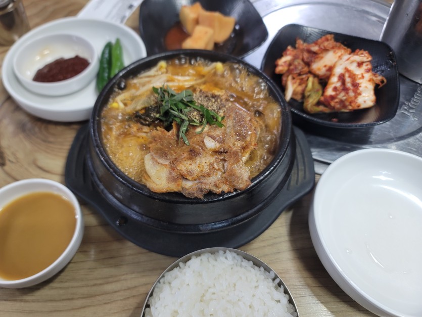 먼길 달려서 뼈해장국(0)