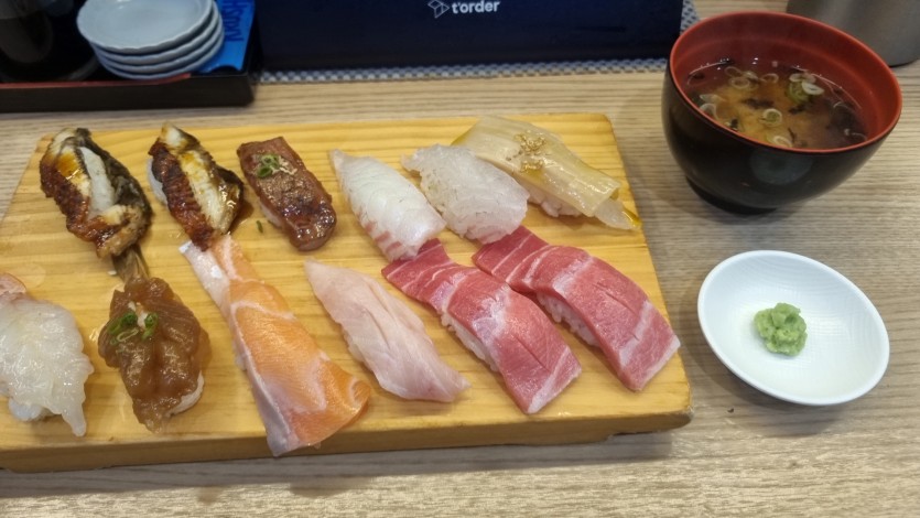 피자집 자리없어서 초밥집 왔습니다...(0)