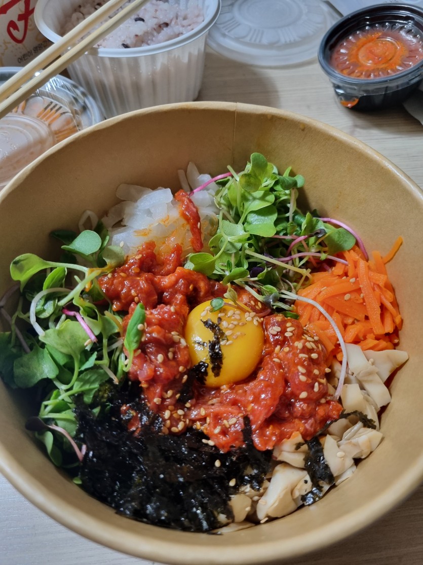 와...육회 비빔밥 9900원짜리인데...(0)