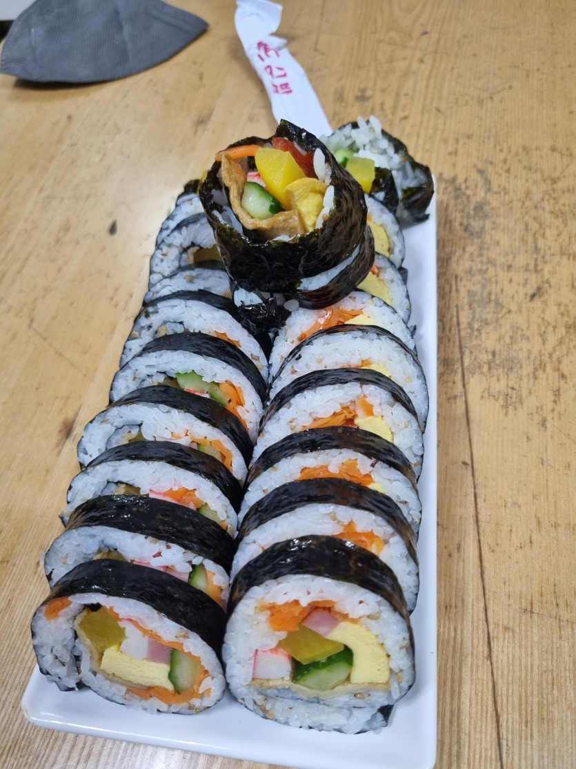 즉석 김밥집에서 ...바로 먹습니다 !!!(1)