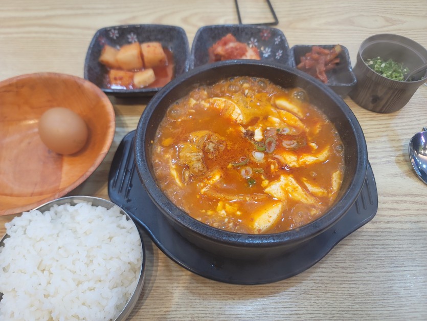 국밥집 40대 아재들 ㅈㄴ시끄럽네요(0)