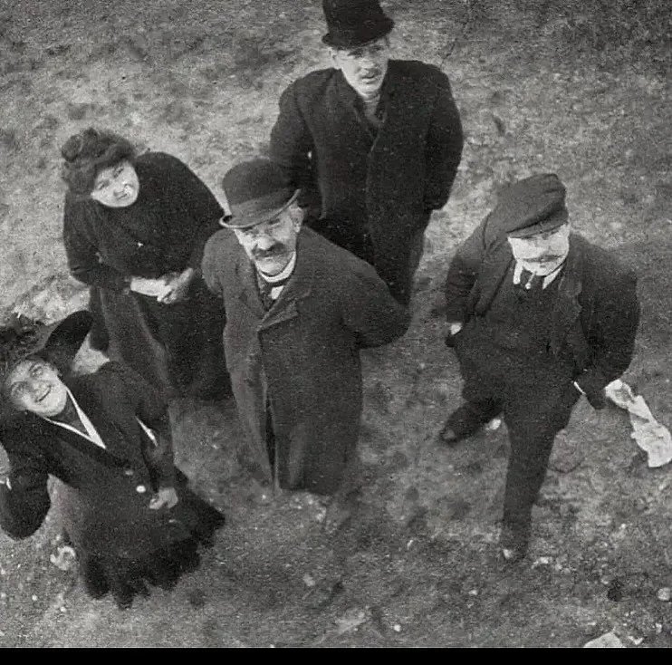 1910년대 사람들이 단체사진 찍는법(2)
