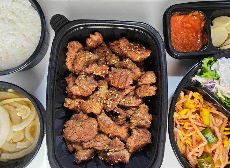 냉바람 밑에서 끼니 때우네요(0)