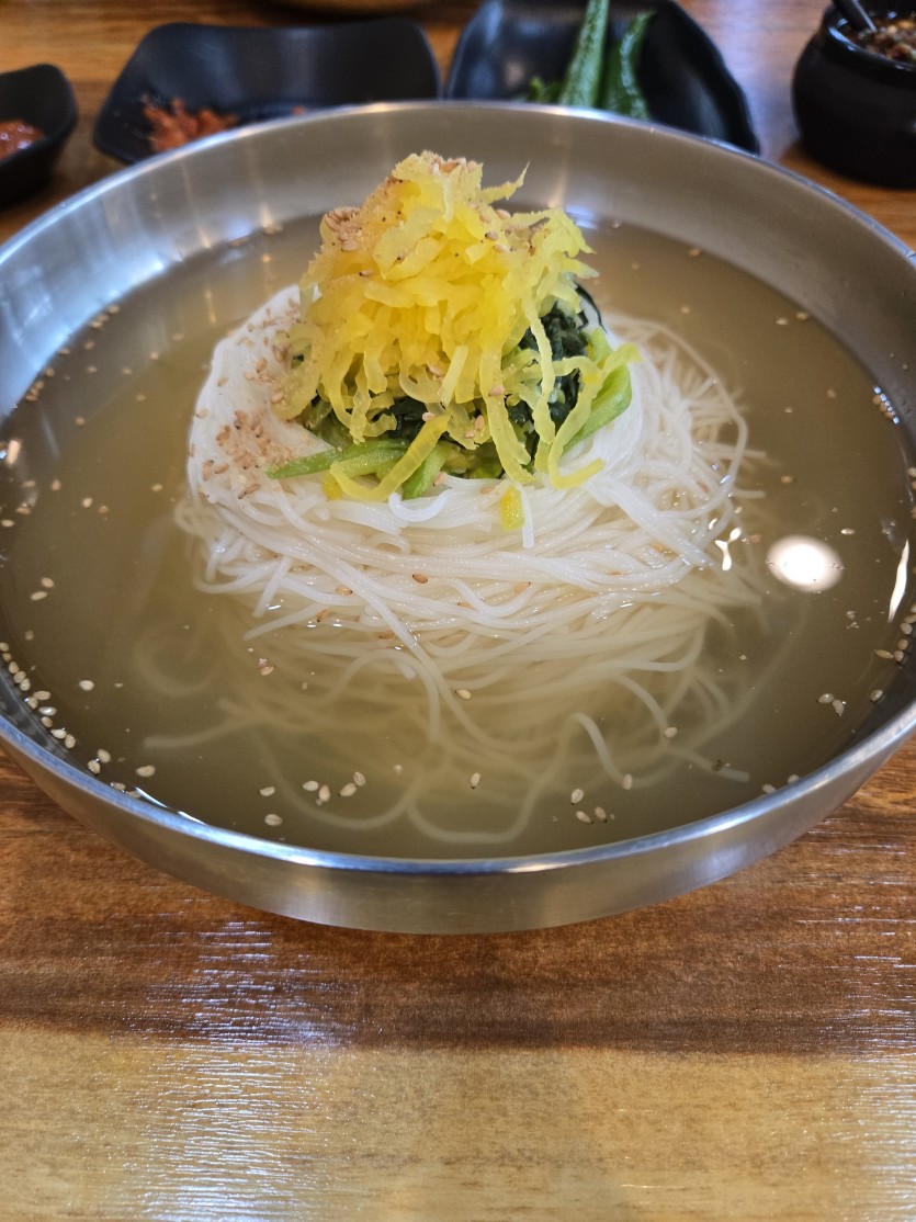 아우는 아주 거칠게 먹는중입니다(0)