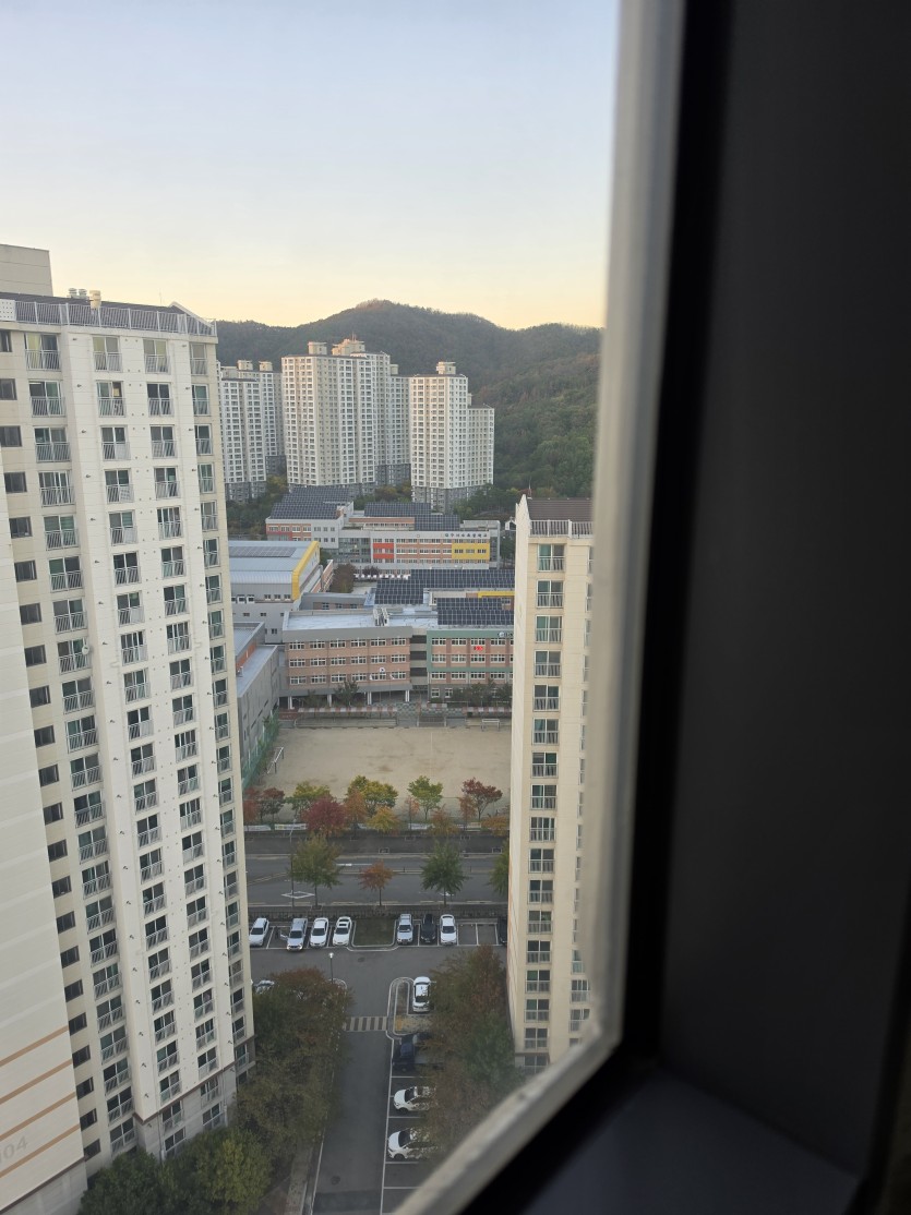 담배피러 내려갈때마다보는디(0)