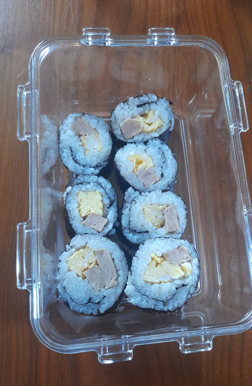김밥 먹네요(0)