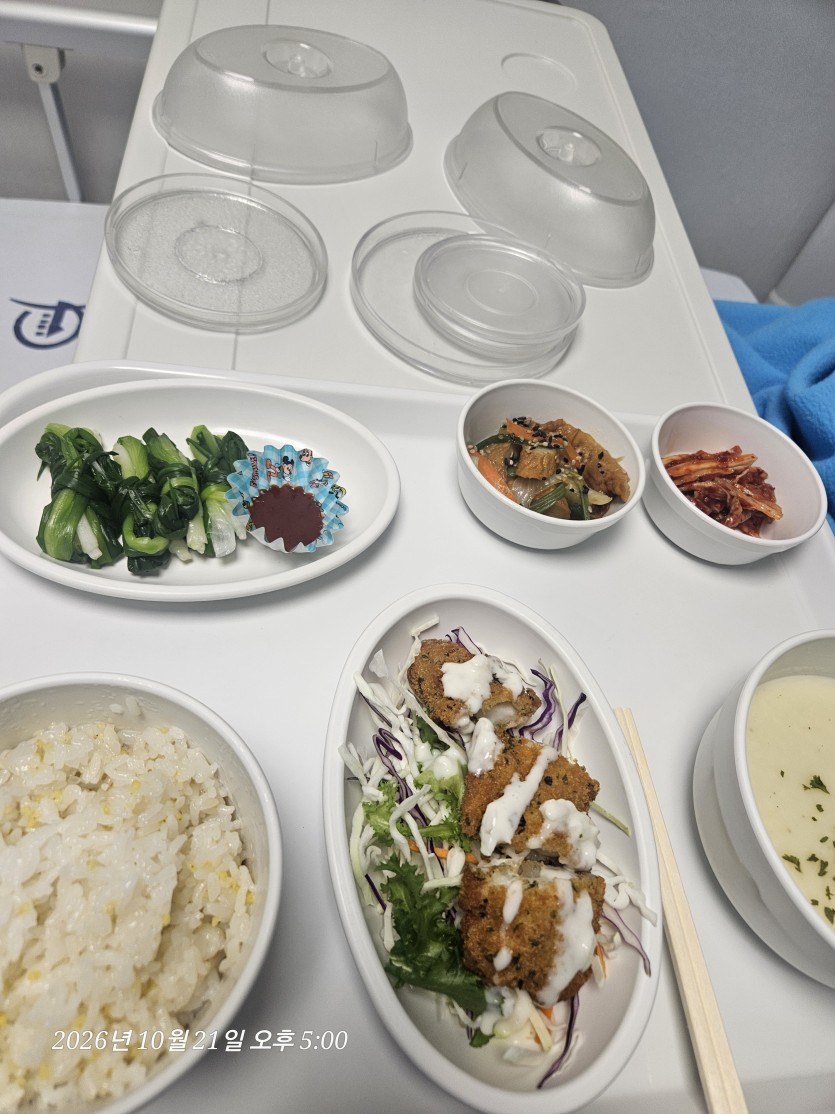 밥을 서서 먹어야해요..(0)