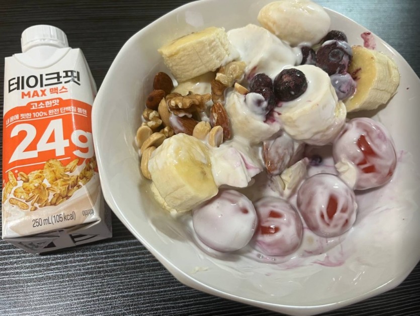 첫끼로 요거트에 야채 비벼먹어요(0)