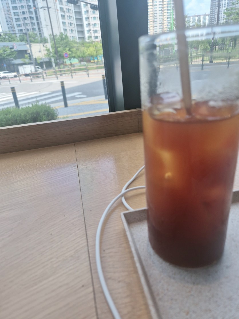 카페에서 여유를 즐깁니다(0)