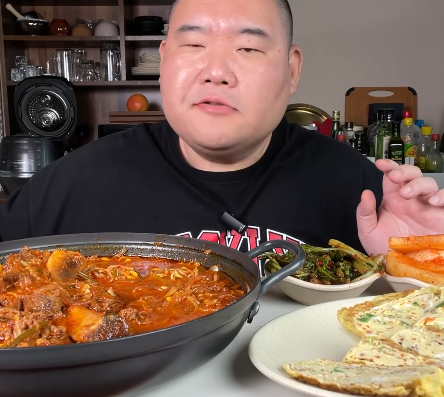 제가 먹방을 보고 있는데요 호호(0)