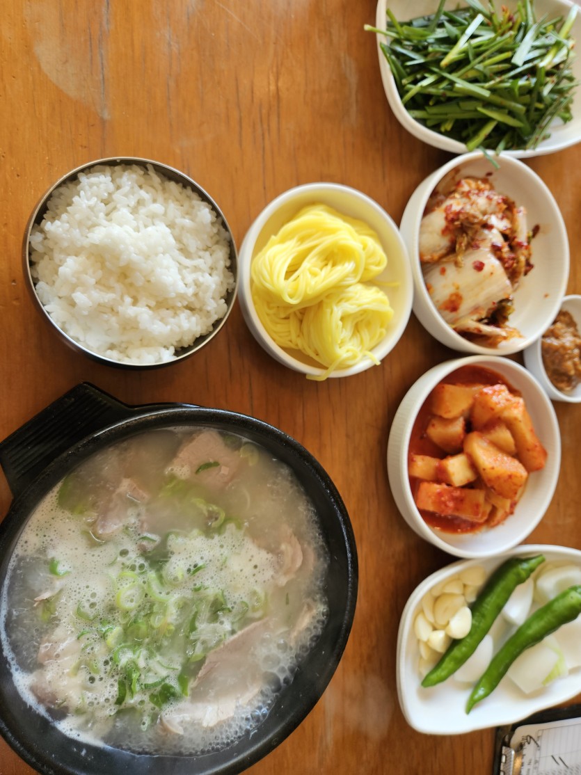 늦저미 돼지국밥먹습니다(0)