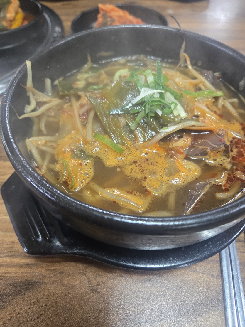 아우는 거칠게 먹는중입니다(0)