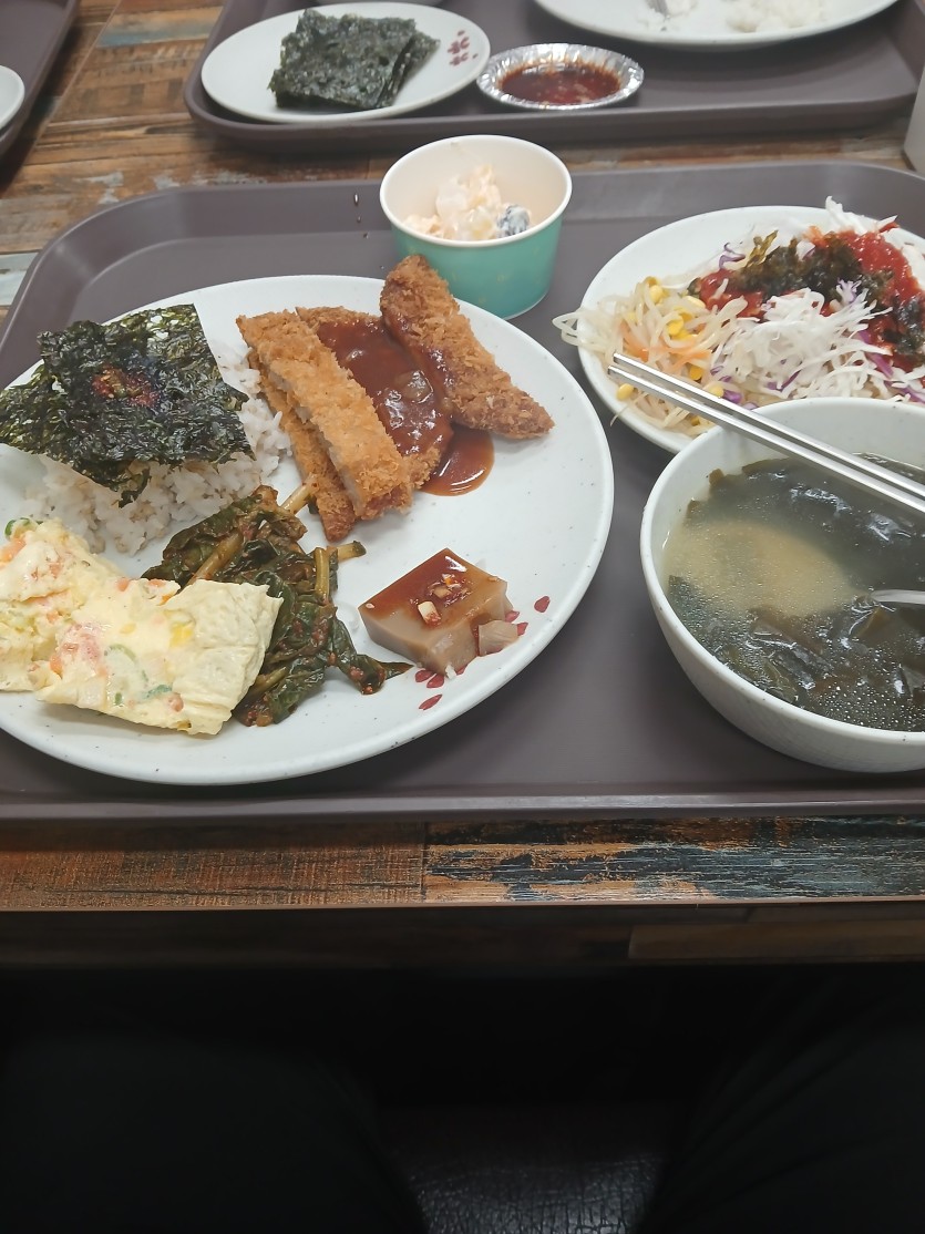 돈가스 쫄면먹고 한숨 자러 갑니다(0)