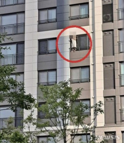 “담배와 목숨 바꿀 셈인가” 고층아파트 창틀에 서서 담배 핀 입주민(0)