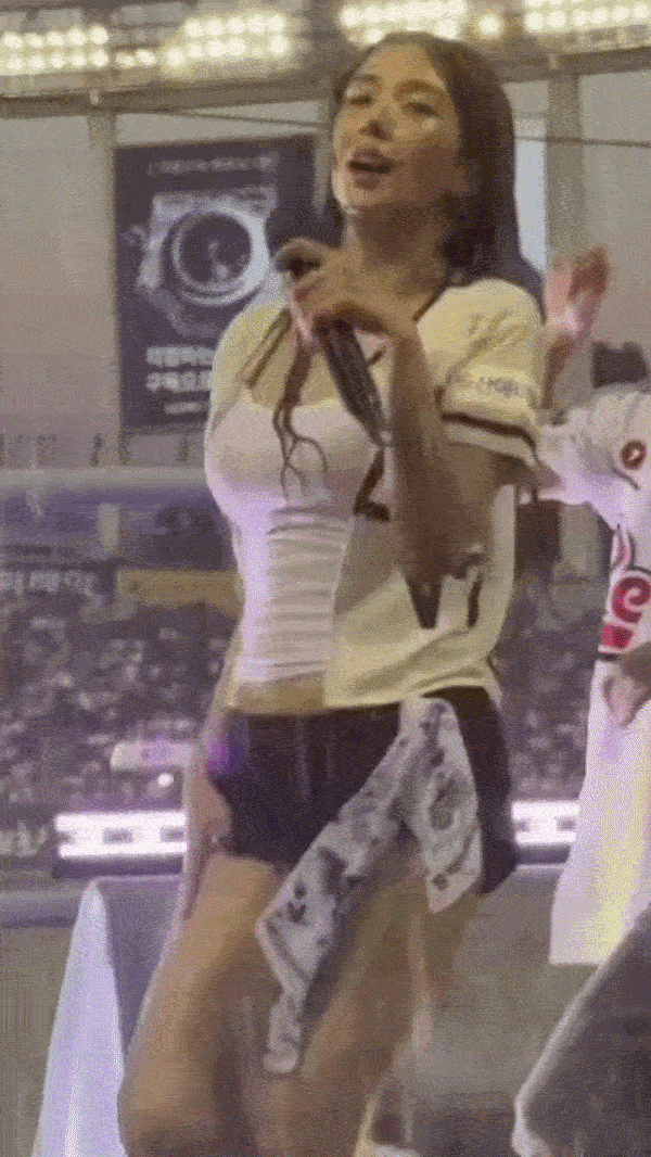 권은비 주말에 시구하러 왔었나요(1)