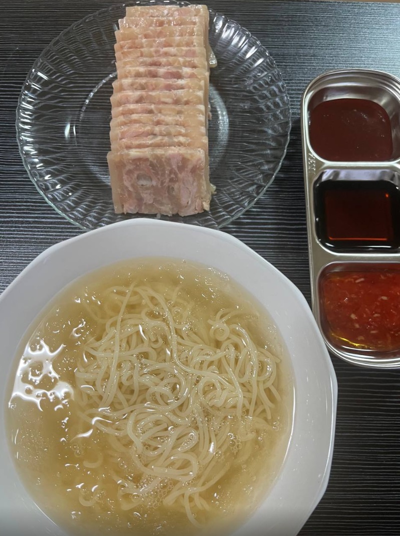 오늘 첫끼 밀면 + 편육(0)