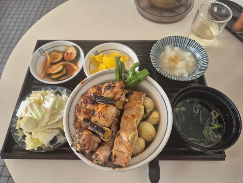 닭꼬치 덮밥 한그릇 합니다(0)
