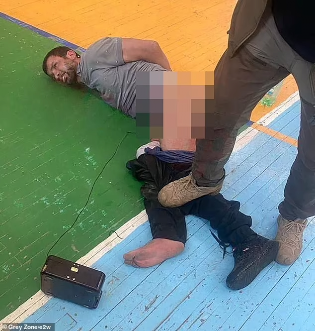 [혐] 성기에 전기충격기 꽂혀서 고문당하는 모스크바 테러범(1)