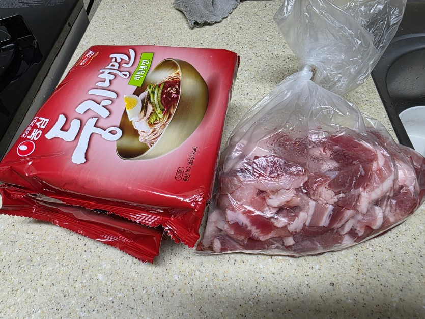 냉면+삼겹 사악 갑니다(0)