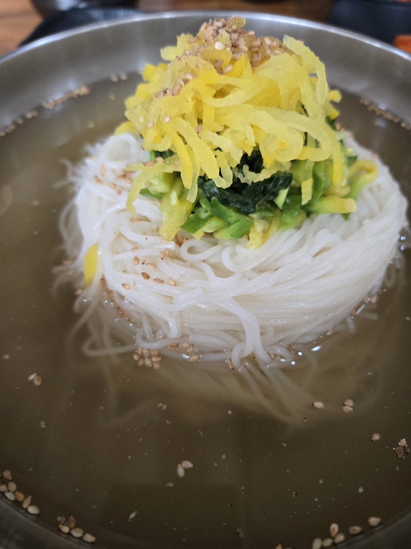 아우는 거칠게 먹을준비완(0)