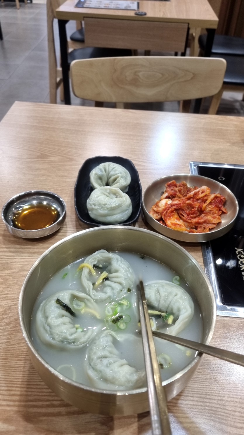 점심은 만두국 먹으러 왔습니다(0)