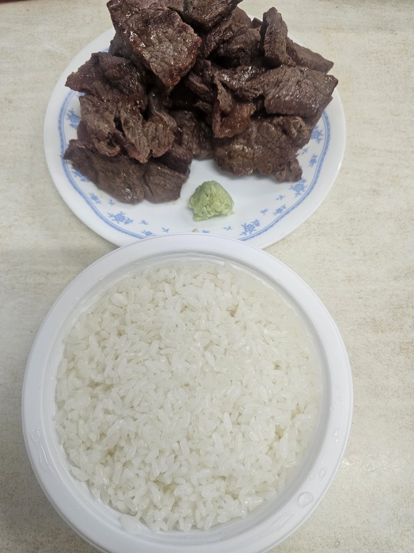 밥 먹습니다...(0)